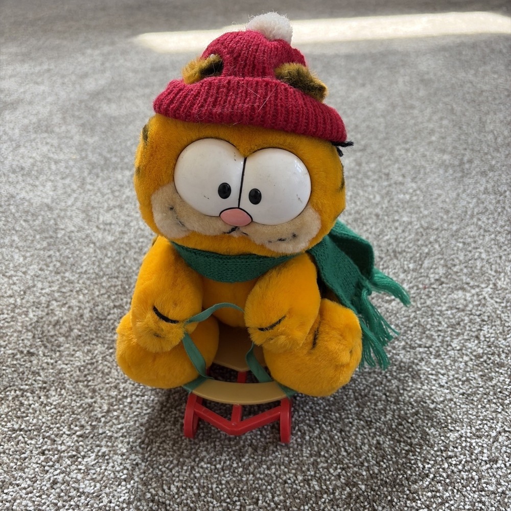 Vintage GARFIELD ON SLED Dakin 1981 Christmas 9" Plush Stuffed Animal - Holiday